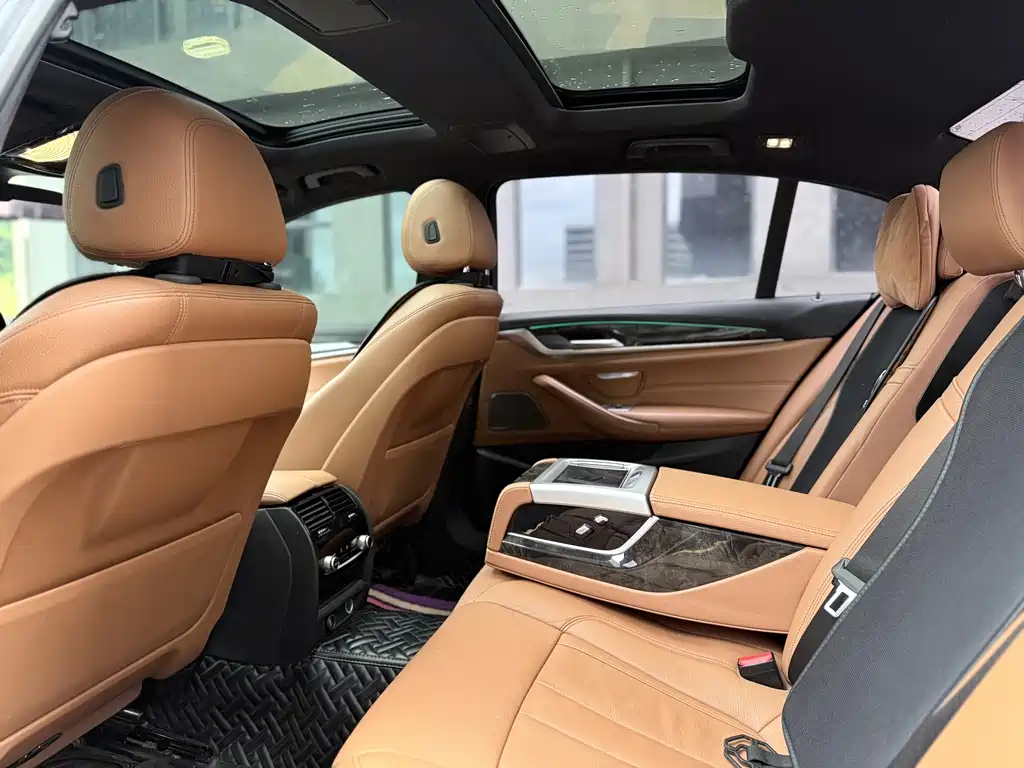 BMW 5 Series 2018 — фото 6