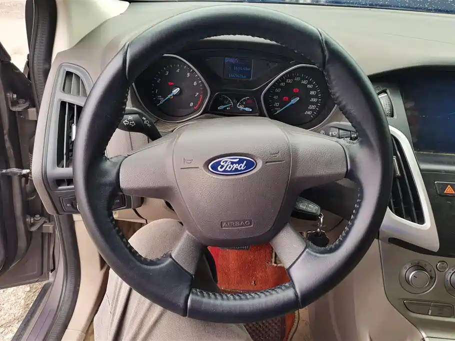 Ford Focus 2015 — фото 15