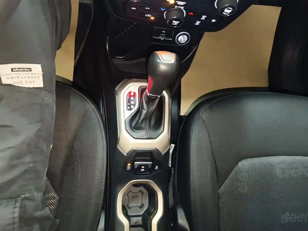 Jeep Renegade 2018 — фото 14