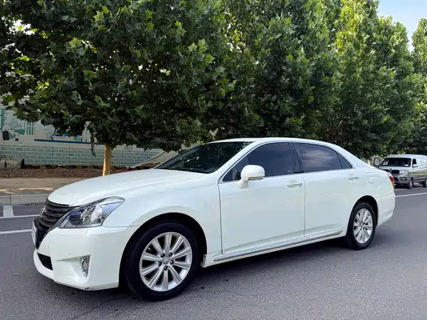 Toyota Crown 2014