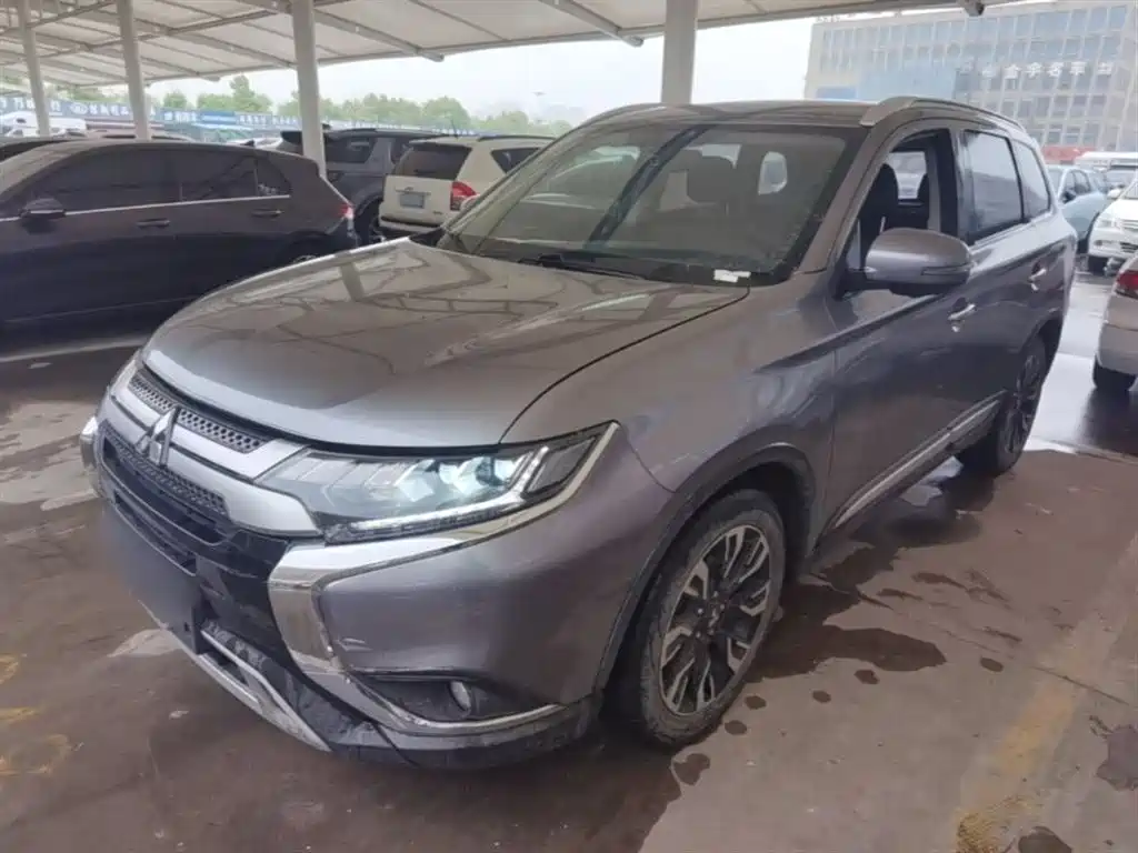 Mitsubishi Outlander 2019 — фото 1