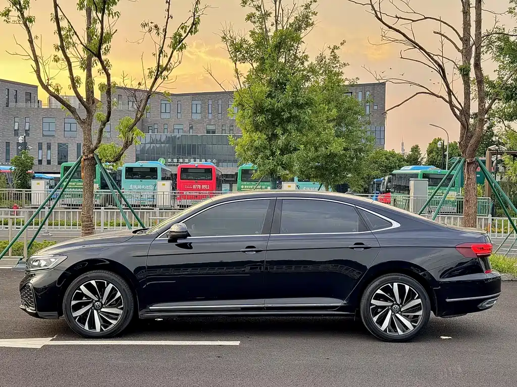 Volkswagen Passat 2023 — фото 9