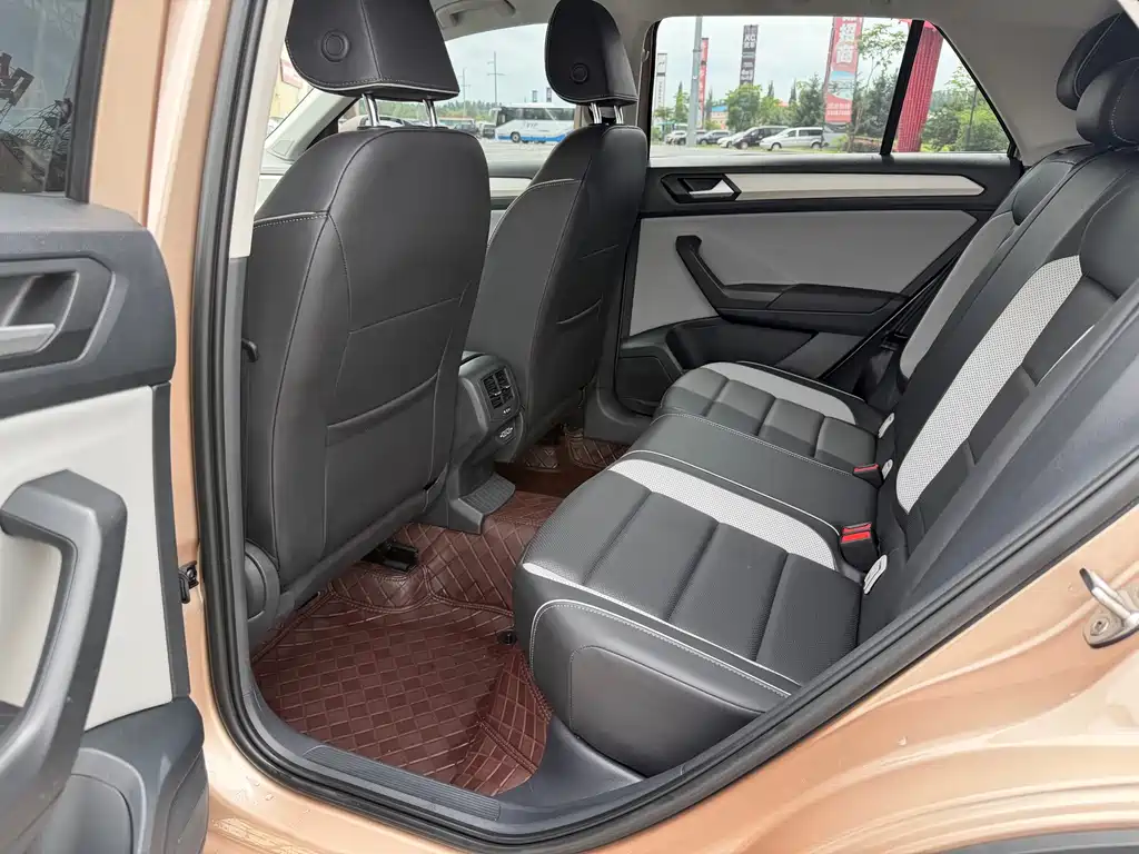 Volkswagen T-Roc 2023 — фото 9