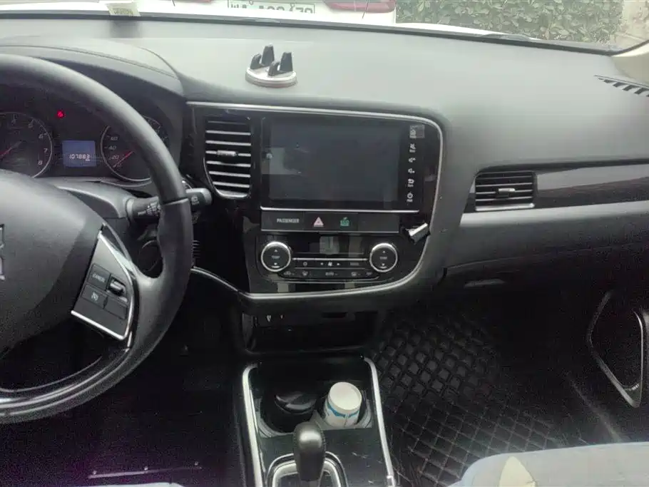 Mitsubishi Outlander 2018 — фото 13