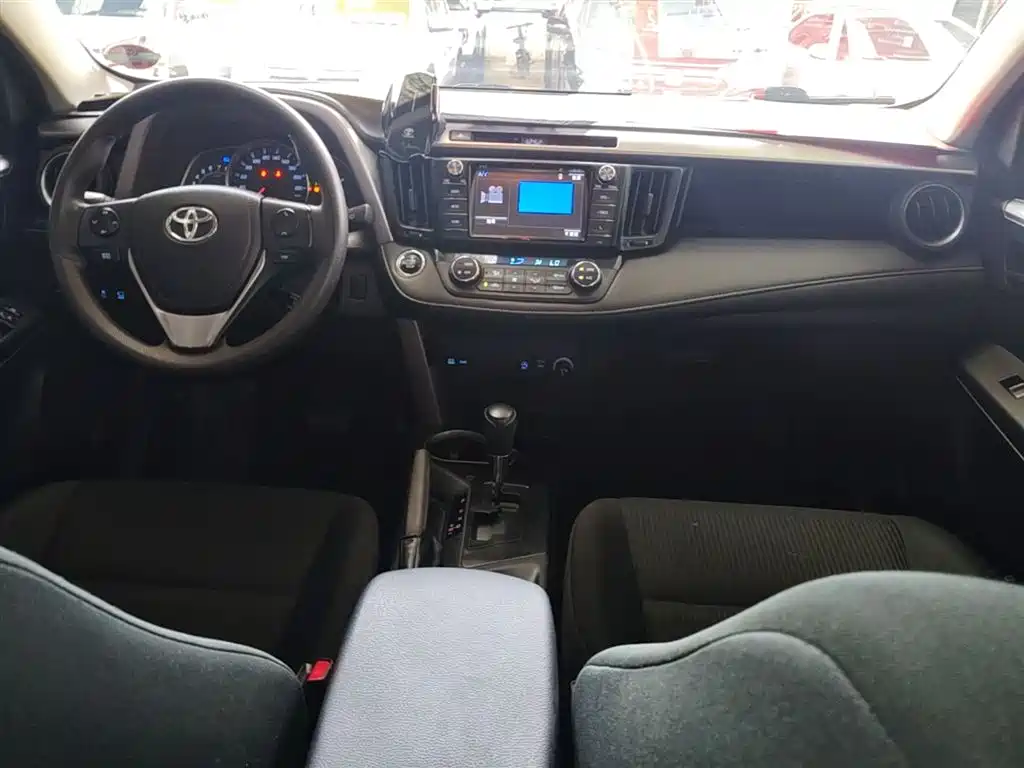 Toyota RAV4 2017 — фото 10