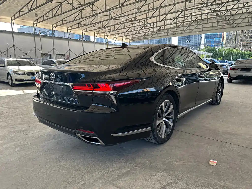 Lexus LS 2018 — фото 13