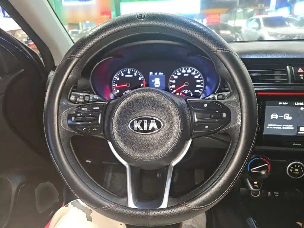 Kia KX Cross 2018 — фото 11