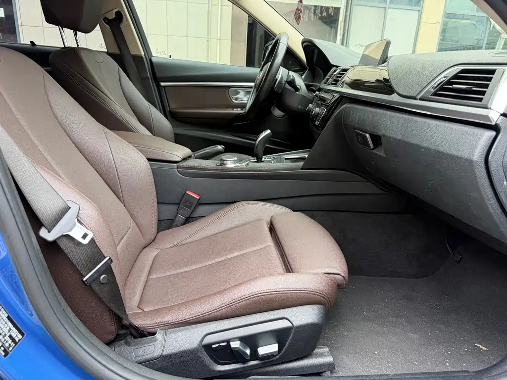 BMW 3 Series 2019 — фото 14