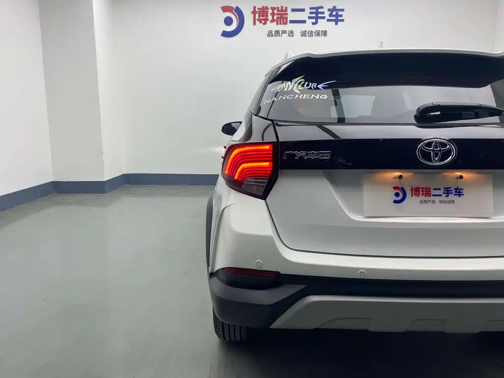 Toyota Yaris L 2022 — фото 10