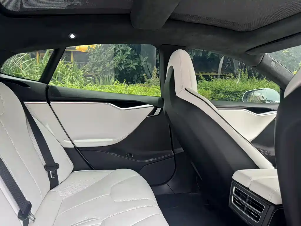 Tesla Model S 2014 — фото 17