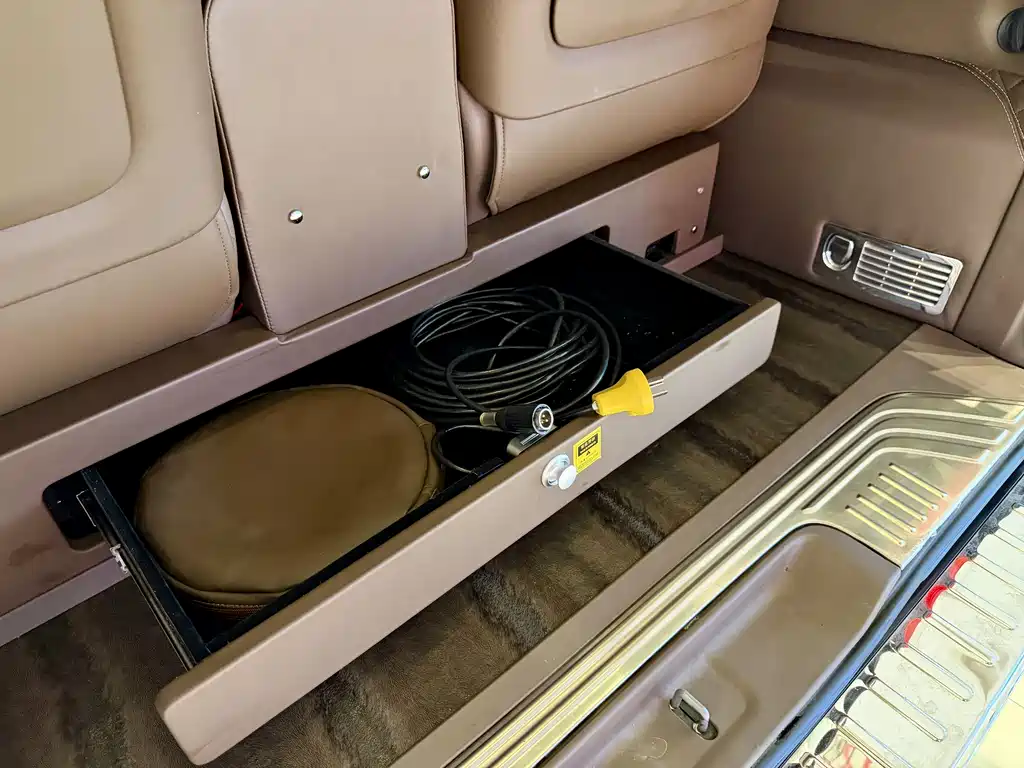 Mercedes-Benz V-Class 2021 — фото 16