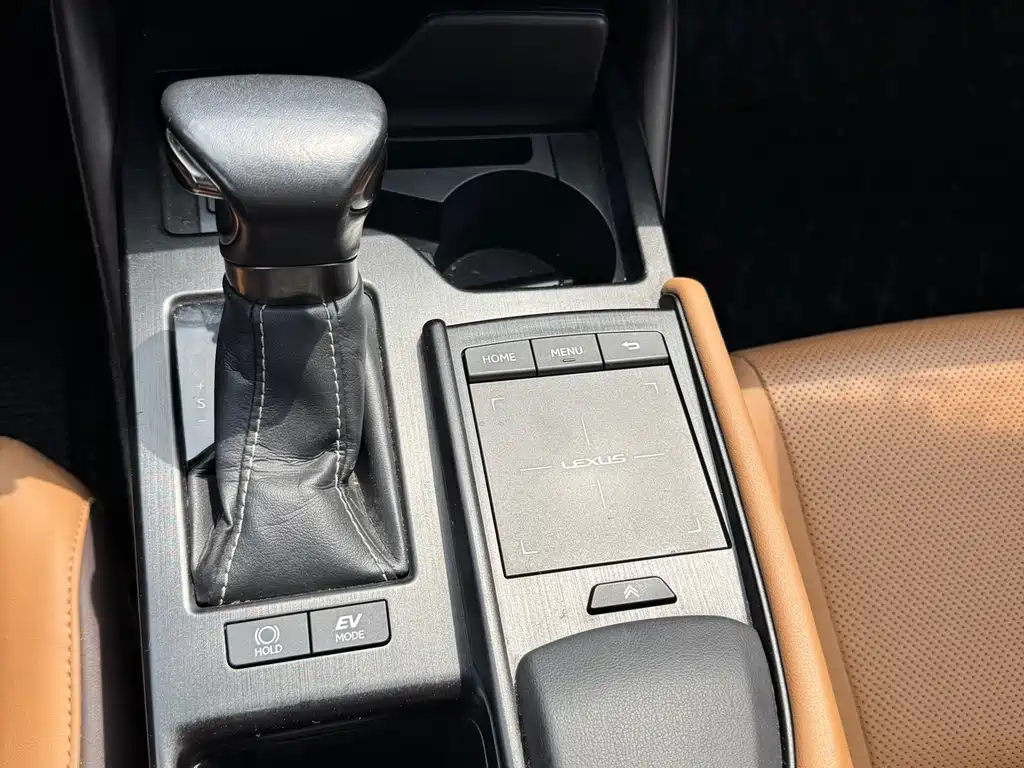 Lexus ES 2019 — фото 15