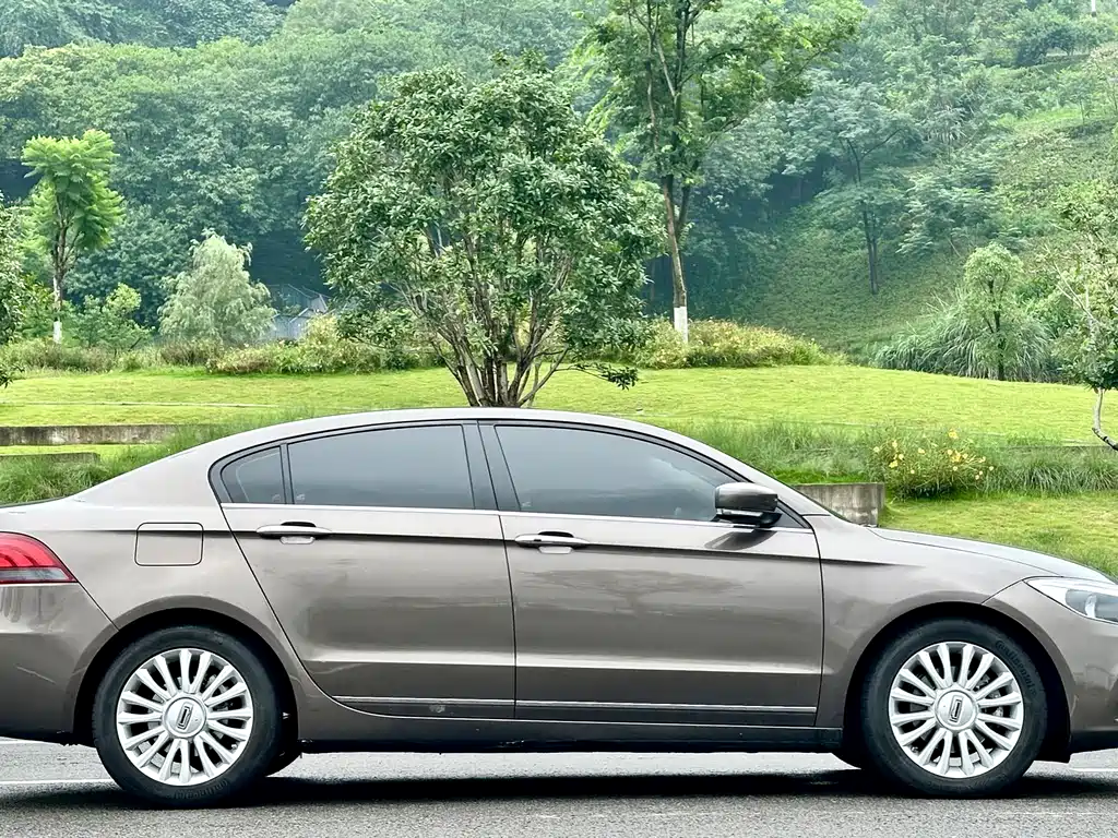 Qoros 3 2015 — фото 10