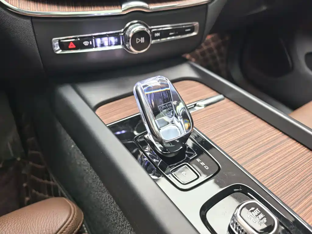 Volvo XC60 PHEV 2025 — фото 13
