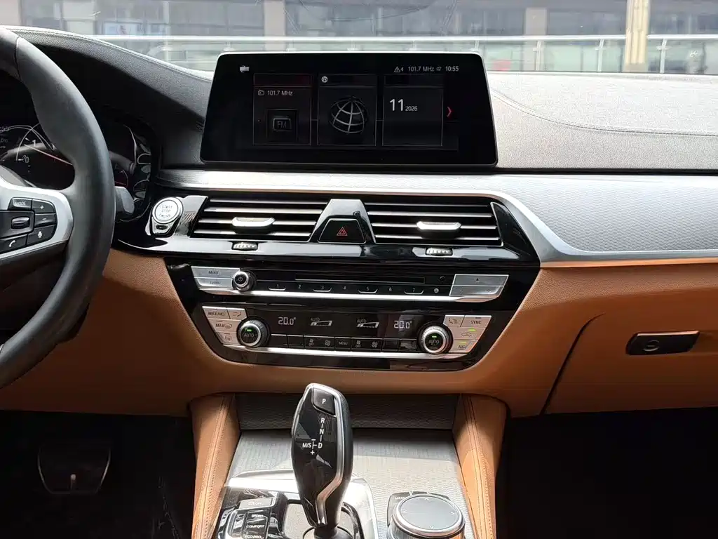 BMW 5 Series 2019 — фото 11