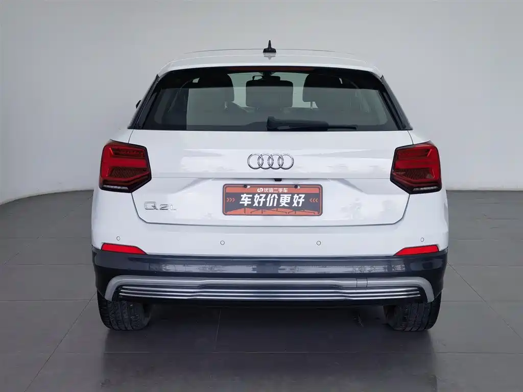 Audi Q2L e-tron 2020 — фото 4