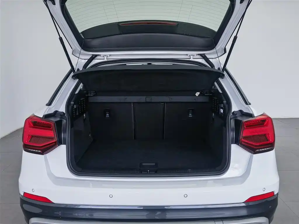 Audi Q2L e-tron 2020 — фото 16