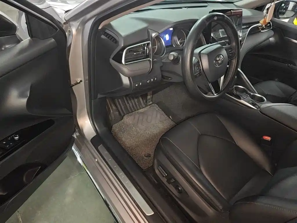 Toyota Camry 2023 — фото 16