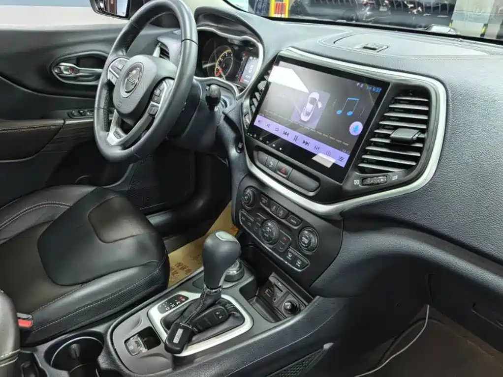Jeep Cherokee 2016 — фото 12