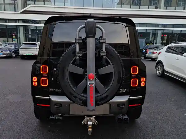 Land Rover Defender 2024