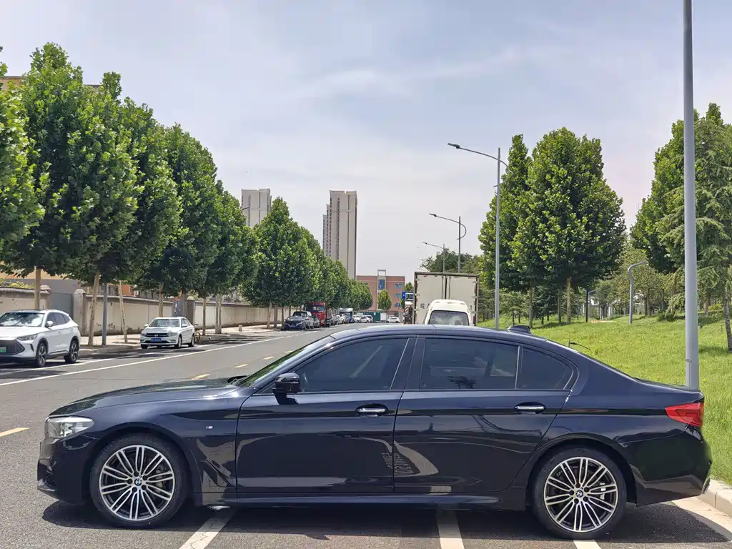 BMW 5 Series 2018 — фото 8