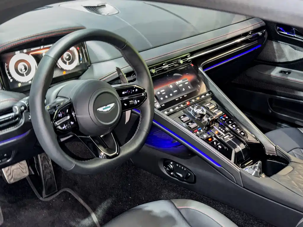 Aston Martin DB12 — фото 11