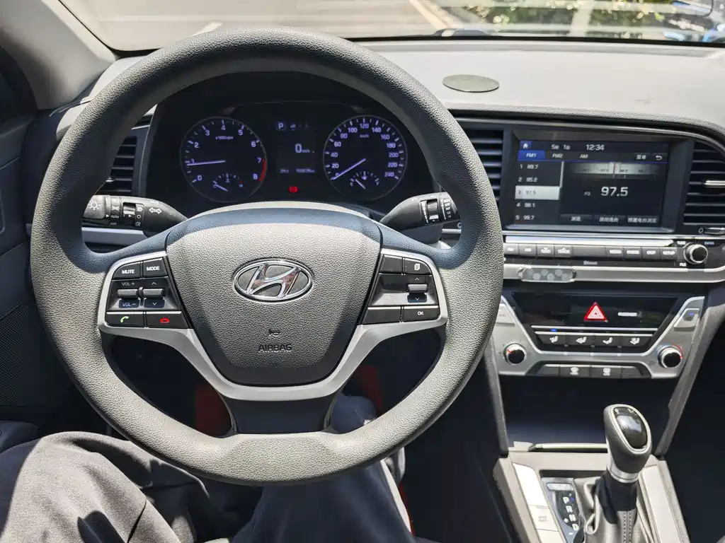 Hyundai Elantra 2016 — фото 12