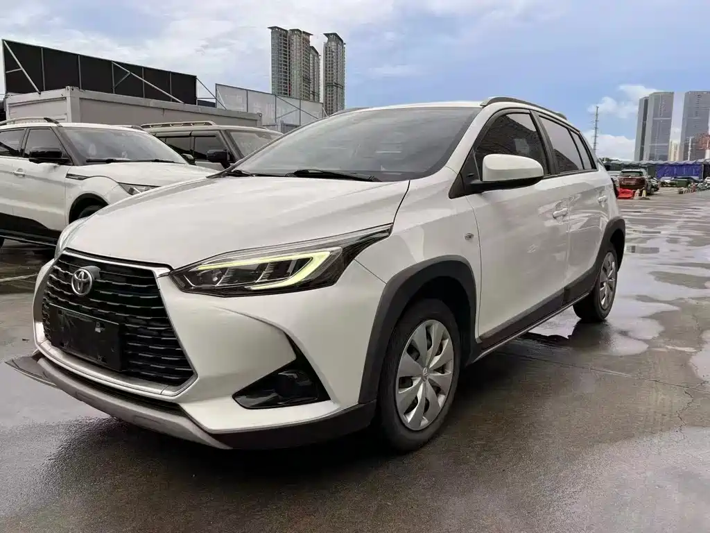 Toyota Yaris L 2022 — фото 1