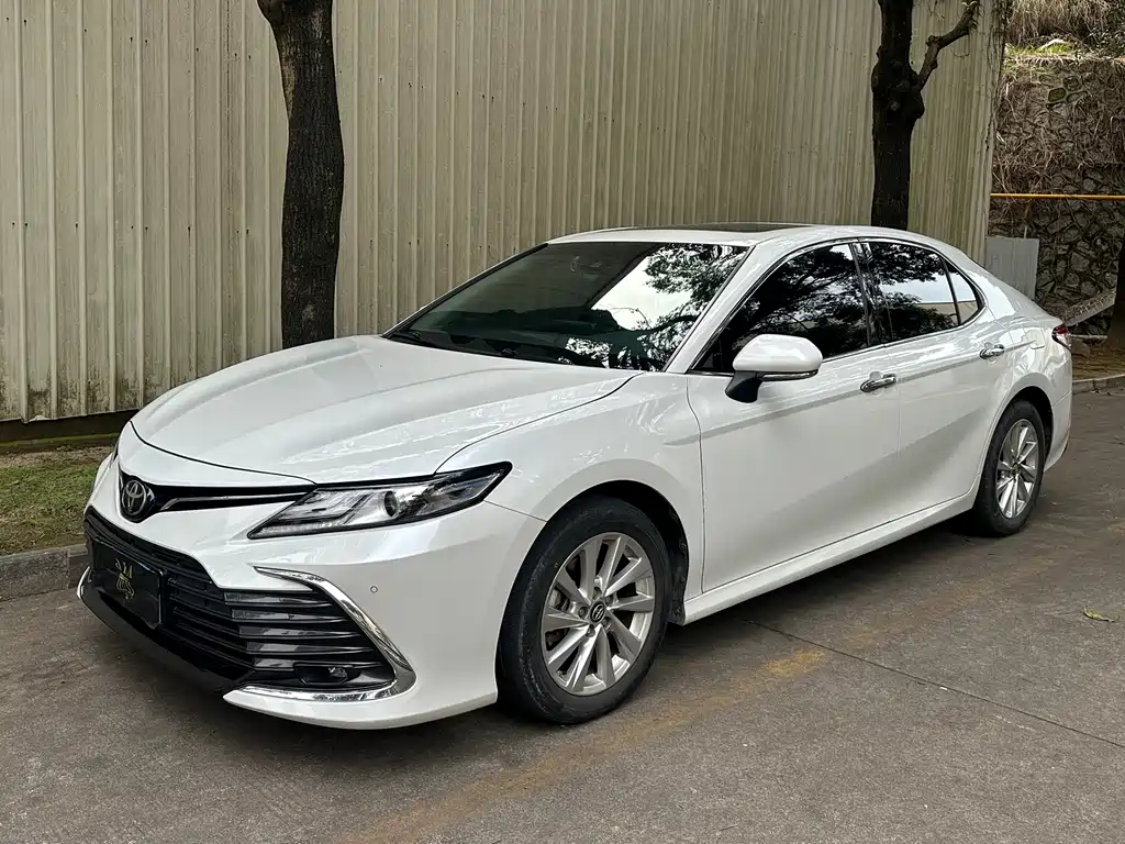 Toyota Camry 2022 — фото 1