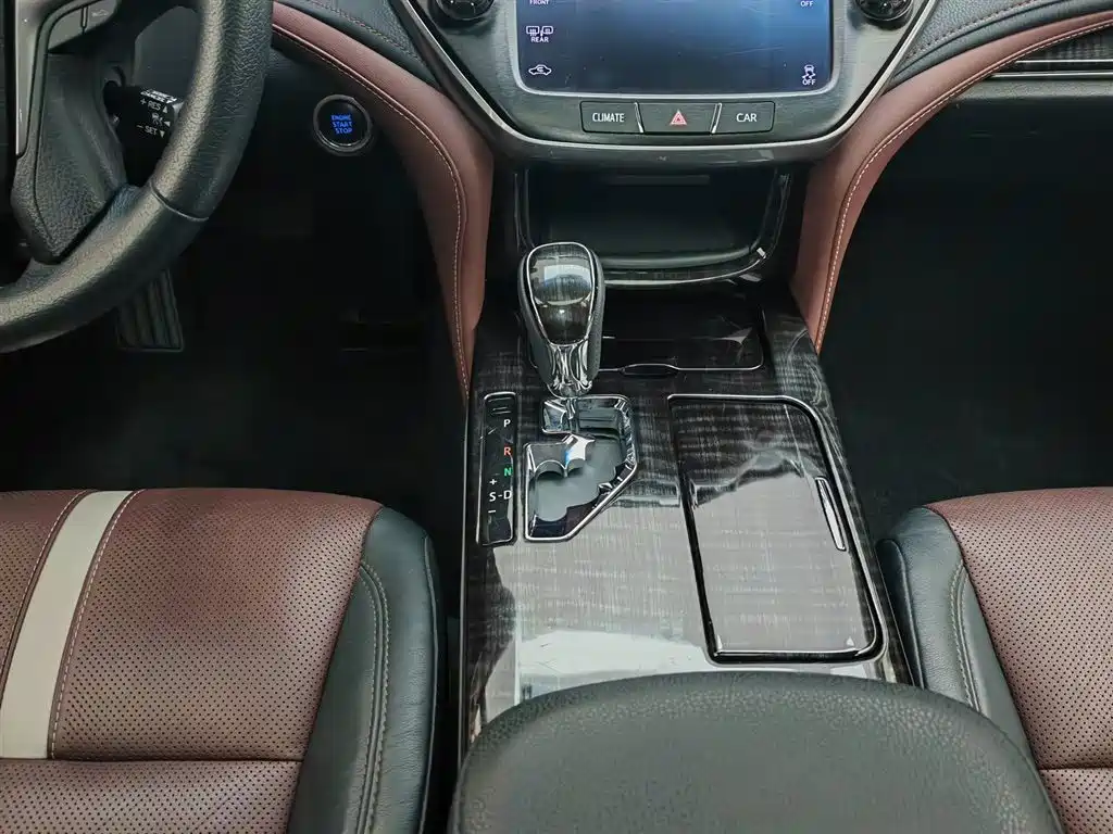 Toyota Crown 2017 — фото 13