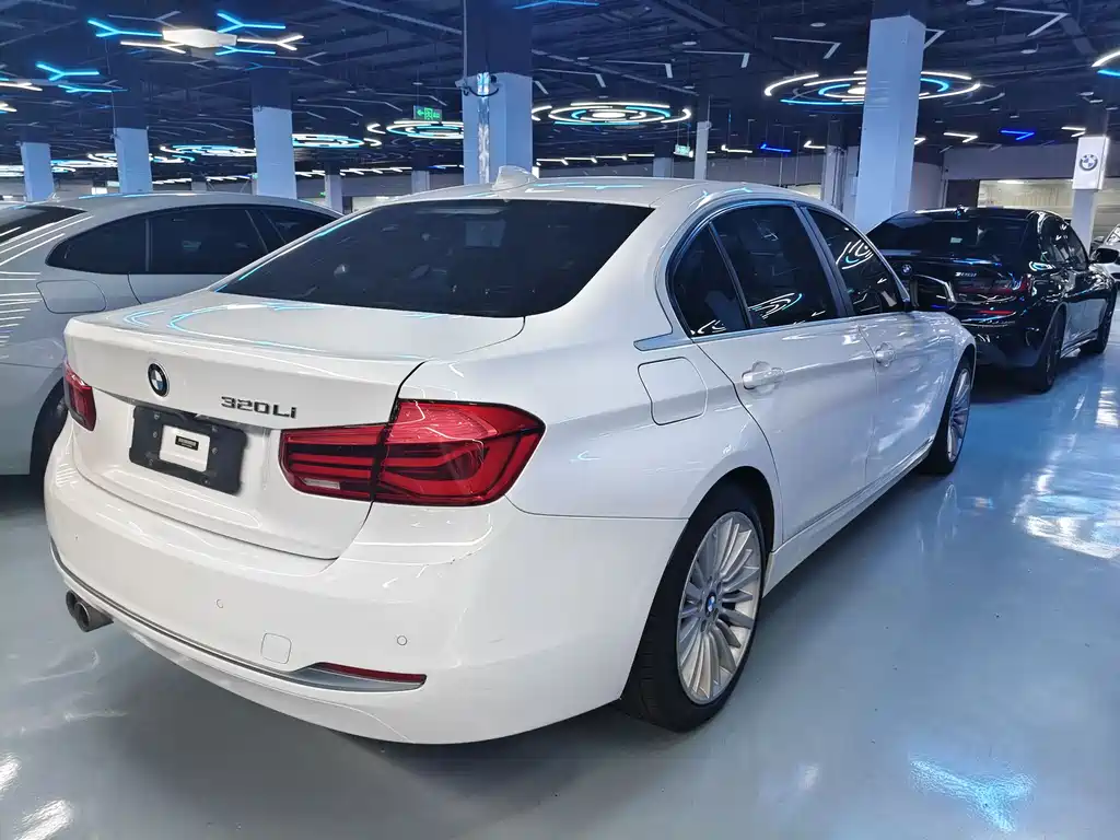 BMW 3 Series 2018 — фото 16