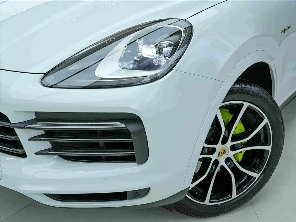 Porsche Cayenne Hybrid 2023 — фото 21