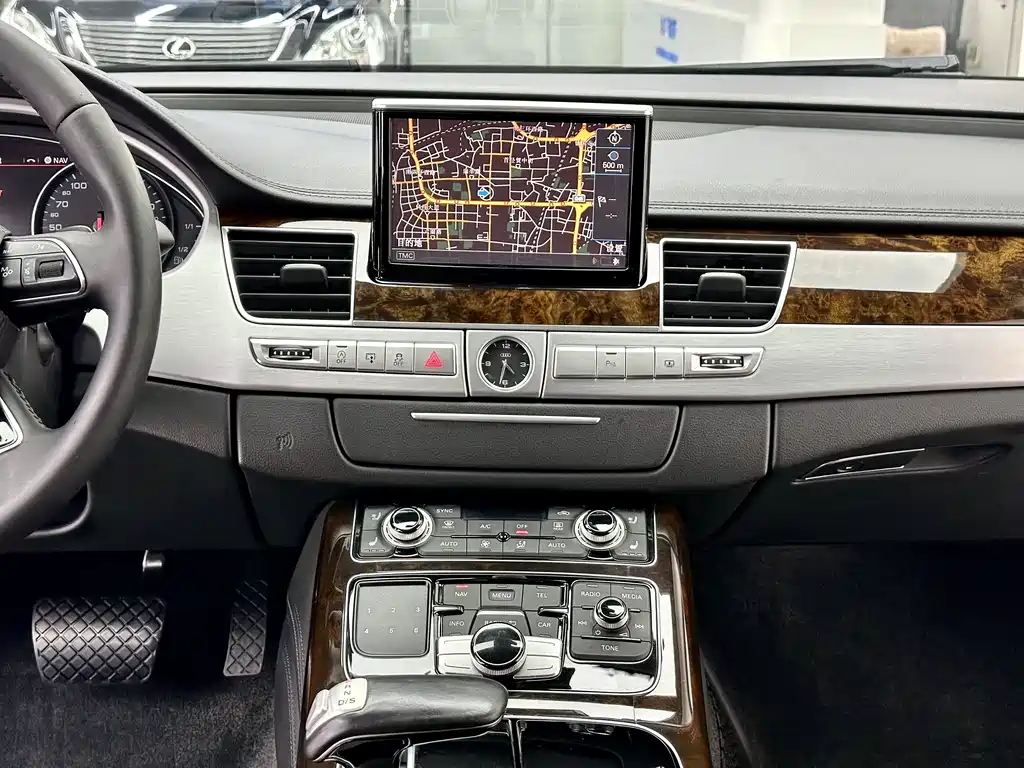 Audi A8 2016 — фото 9