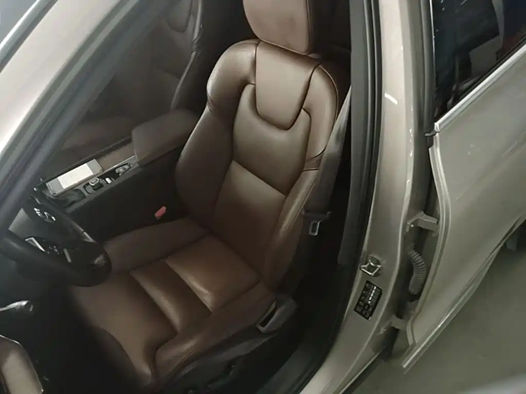 Volvo XC60 2021 — фото 15