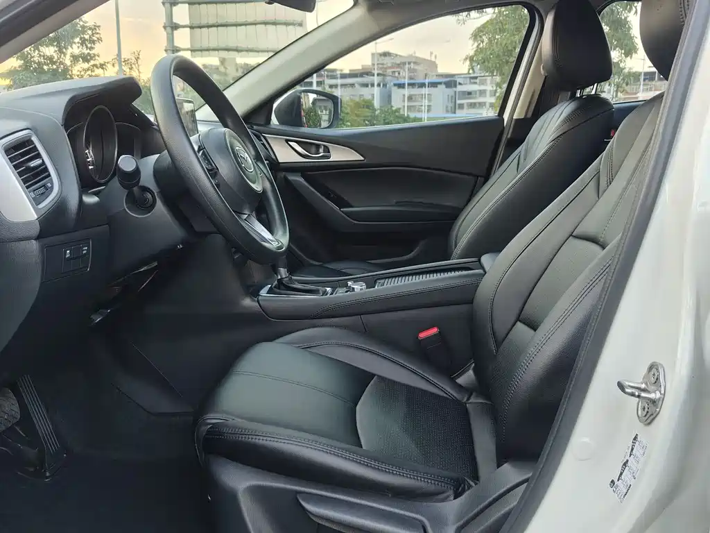 Mazda 3 Axela 2017 — фото 15