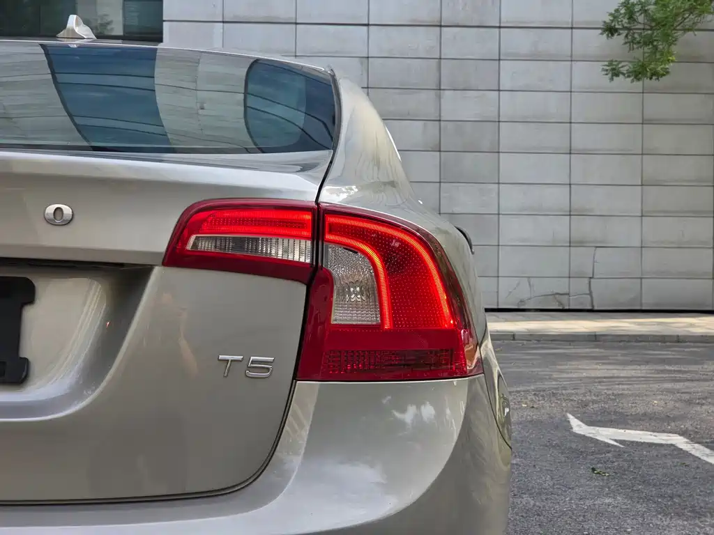 Volvo S60 2015 — фото 16