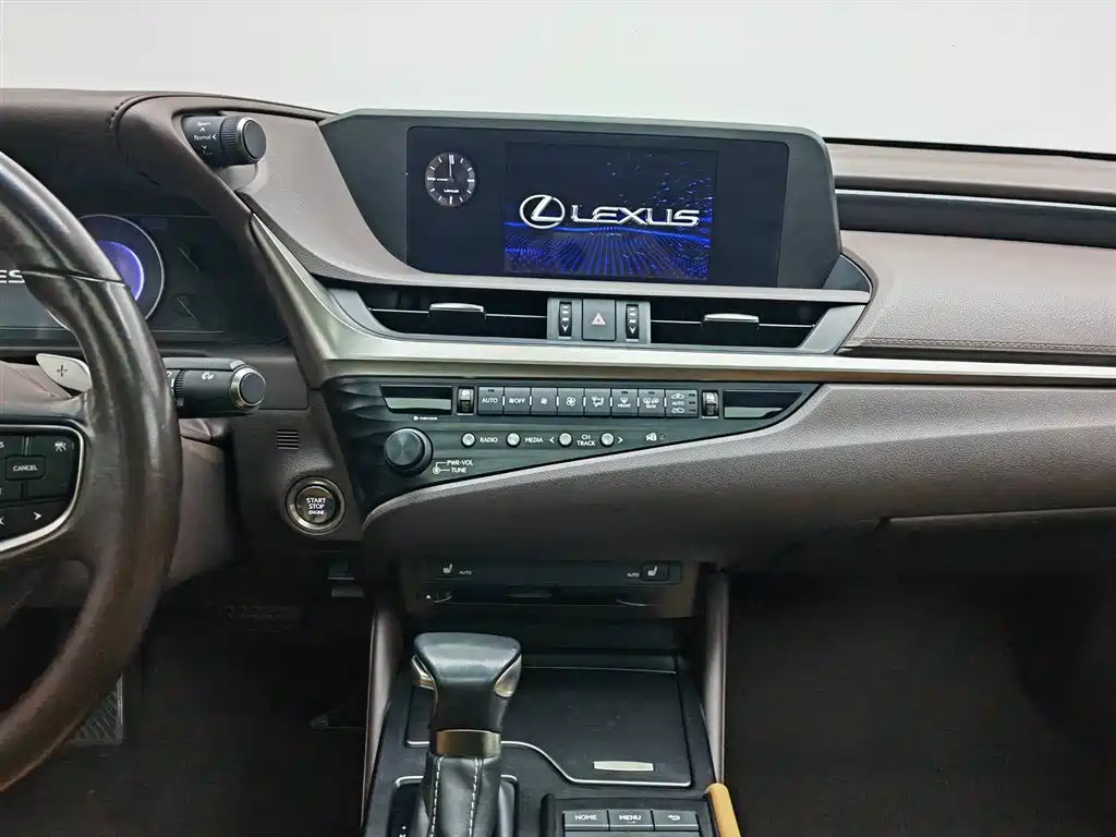 Lexus ES 2020 — фото 12