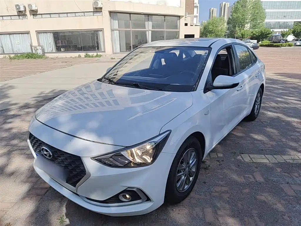 Hyundai Elantra 2018 — фото 1
