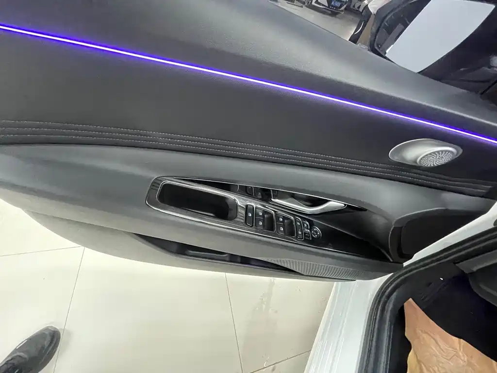 Hyundai Elantra 2023 — фото 17