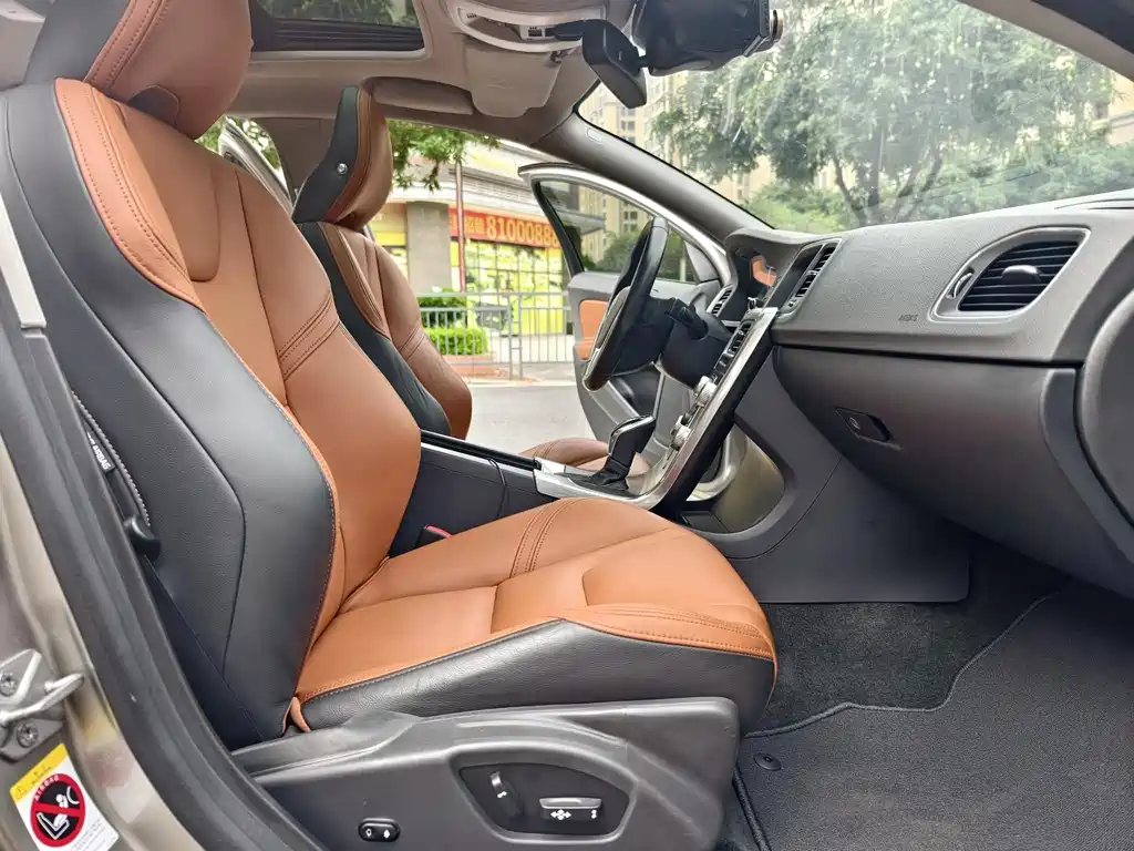 Volvo S60 2015 — фото 11