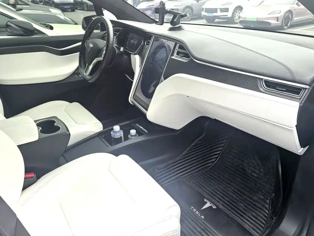 Tesla Model X 2018 — фото 14