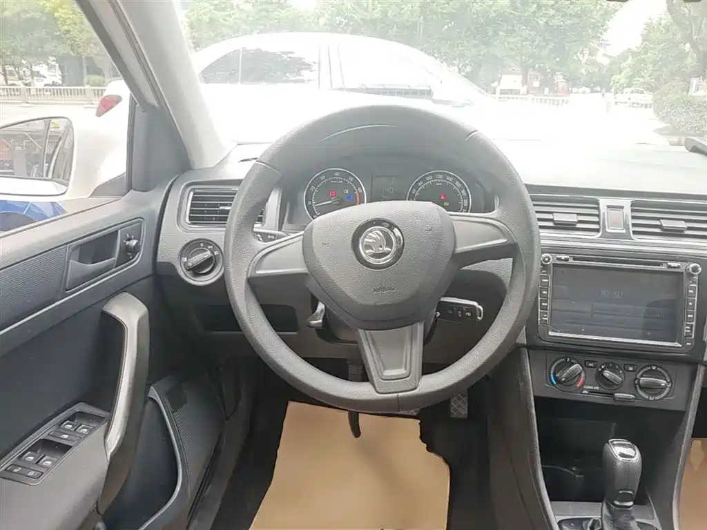 Skoda Rapid Spaceback 2016 — фото 11