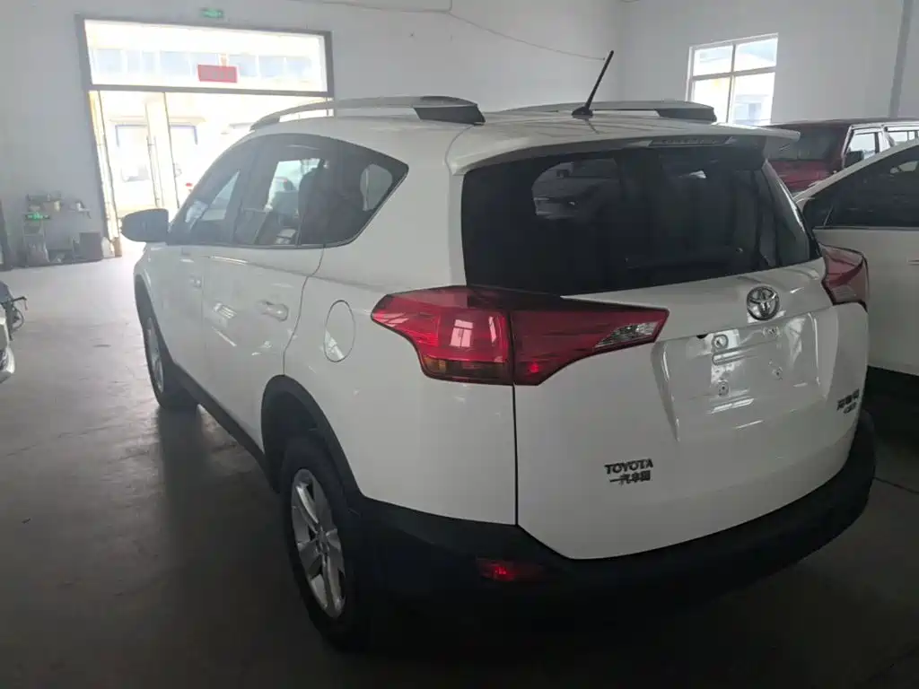 Toyota RAV4 2014 — фото 5