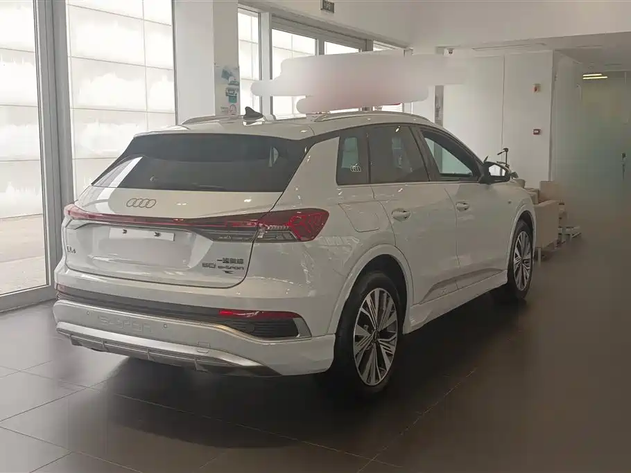 Audi Q4 e-tron 2023 — фото 3