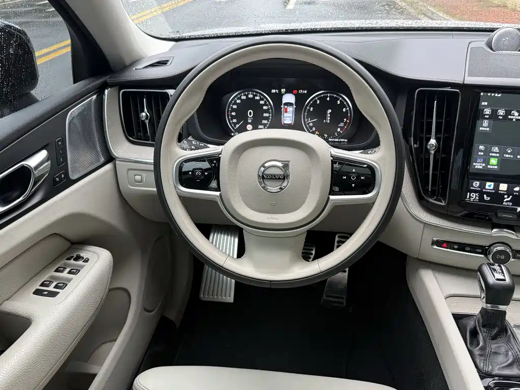 Volvo XC60 2018 — фото 12
