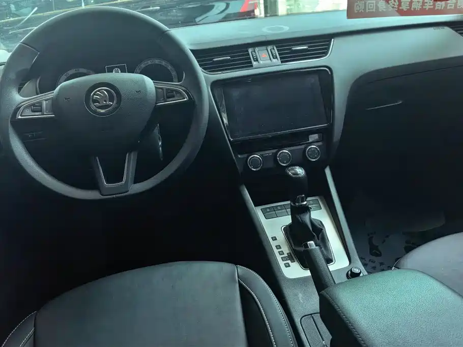 Skoda Octavia 2021 — фото 12