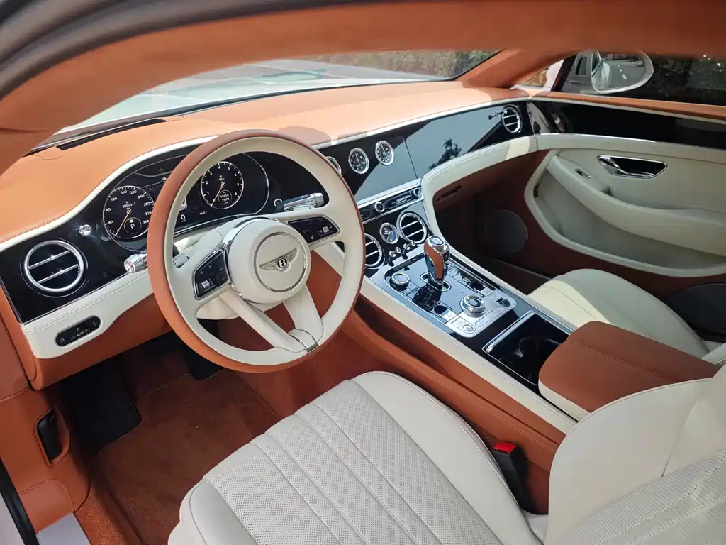 Bentley Continental 2024 — фото 13