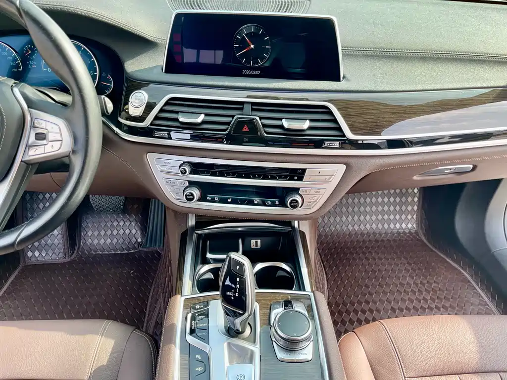 BMW 7 Series 2017 — фото 12