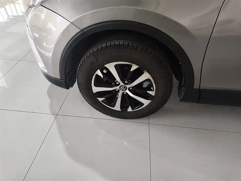 Toyota RAV4 2017 — фото 25