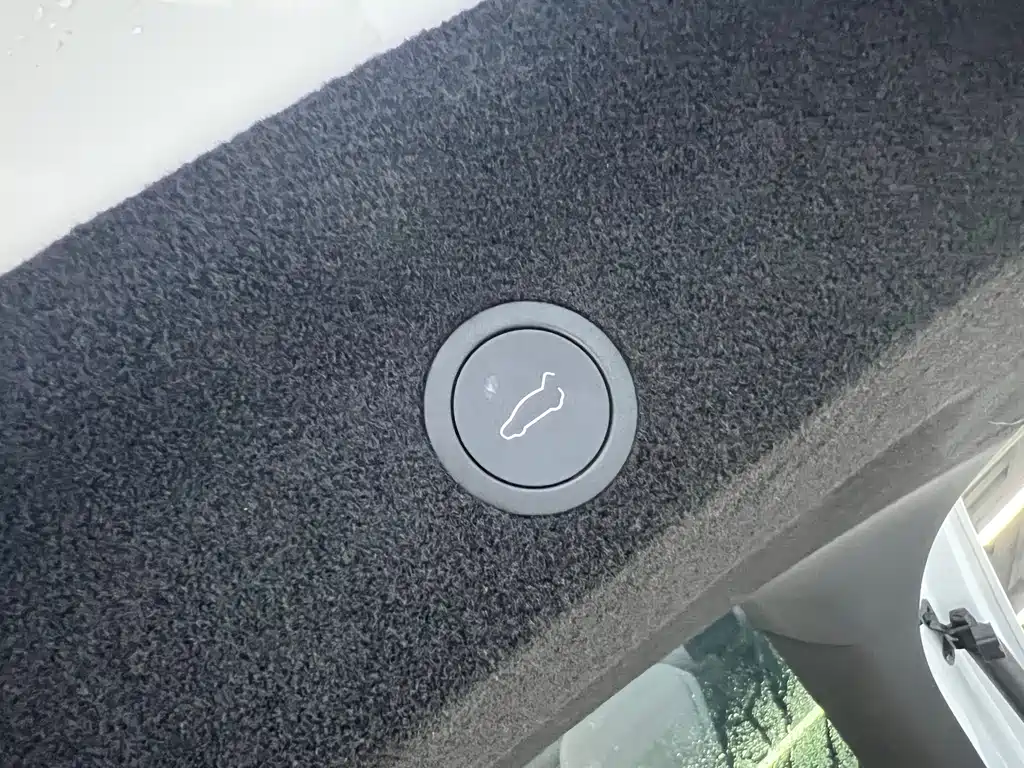 Tesla Model Y L 2025 — фото 17